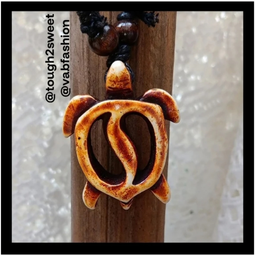ARTISAN BOHO RESIN CARVED TURTLE ADJUSTABLE PENDENT NECKLACE GIFT BOXED (A)